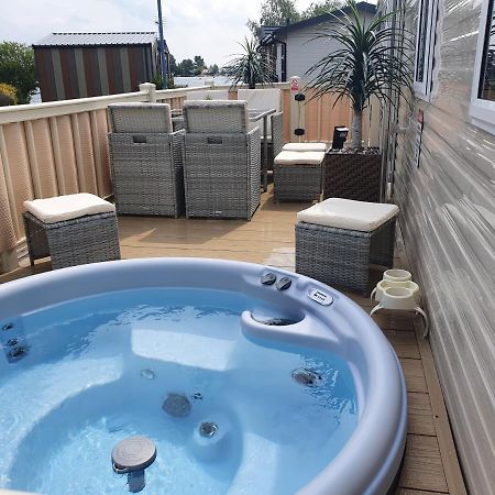 Relaxing Breaks With Hot Tub At Tattershal Lakes 3 Bedroom 태터셜 외부 사진