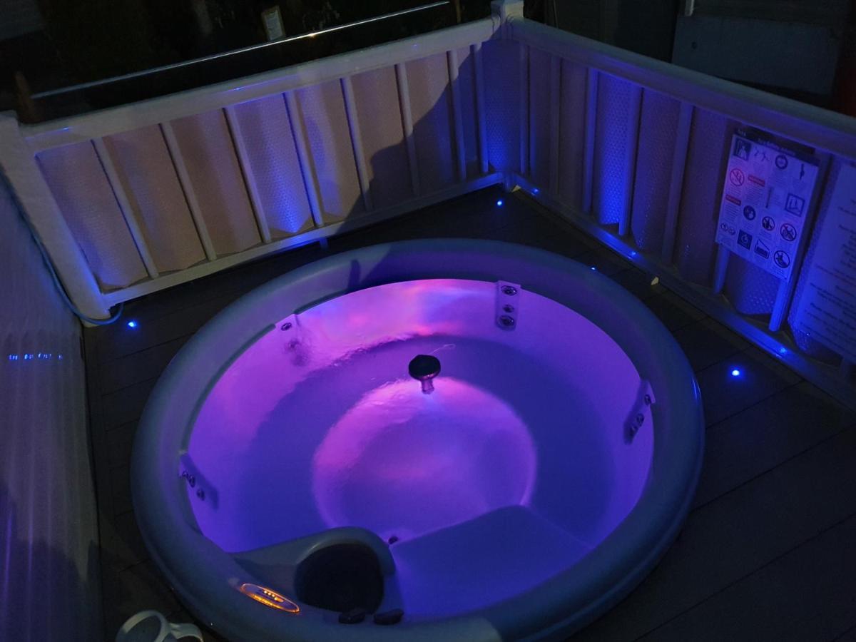 Relaxing Breaks With Hot Tub At Tattershal Lakes 3 Bedroom 태터셜 외부 사진