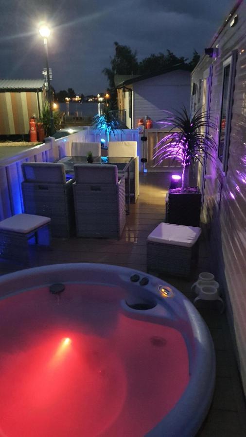 Relaxing Breaks With Hot Tub At Tattershal Lakes 3 Bedroom 태터셜 외부 사진