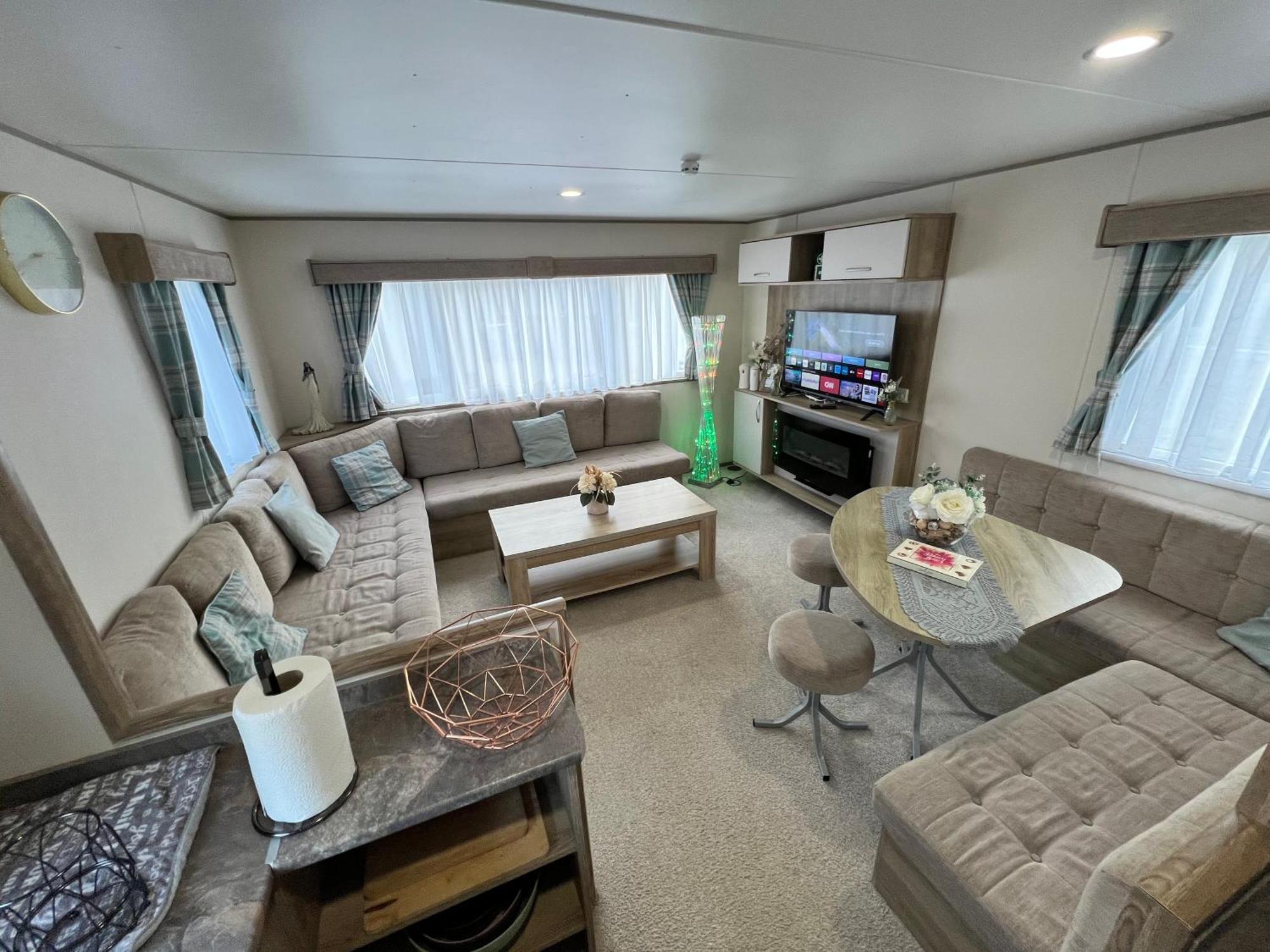 Relaxing Breaks With Hot Tub At Tattershal Lakes 3 Bedroom 태터셜 외부 사진